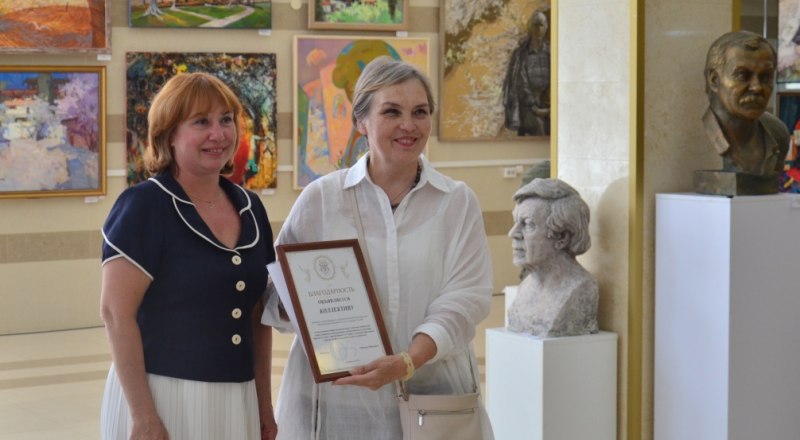 Первый замминистра культуры РК Ольга Бурова и Елена Молчанова на вернисаже.