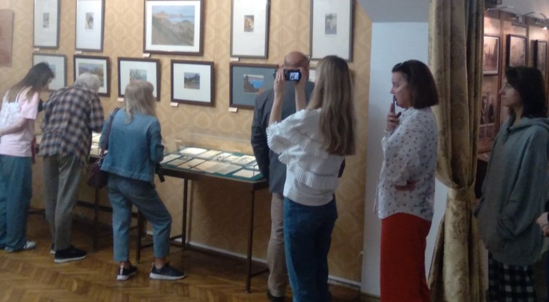 На вернисаже. Фото Владимира Петрова.