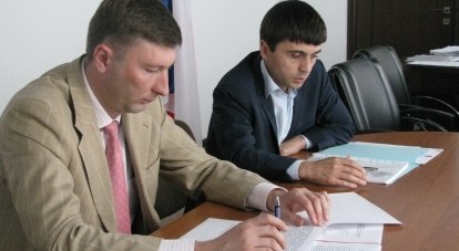 З. Смирнов (слева) и Р. Бальбек обсуждают проекты законов «Об образовании» и «О языках народов Республики Крым».