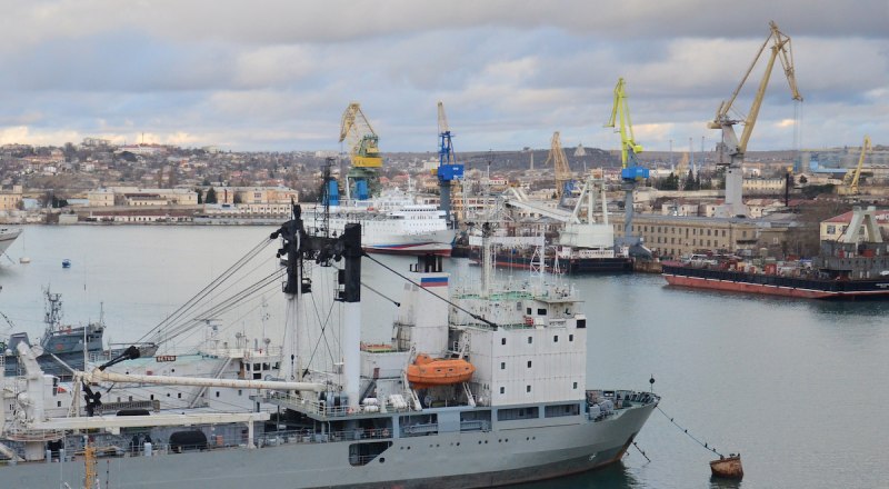 Повреждённые при ракетном ударе по заводу в Севастополе корабли восстановят, заявили в Минобороны РФ.
