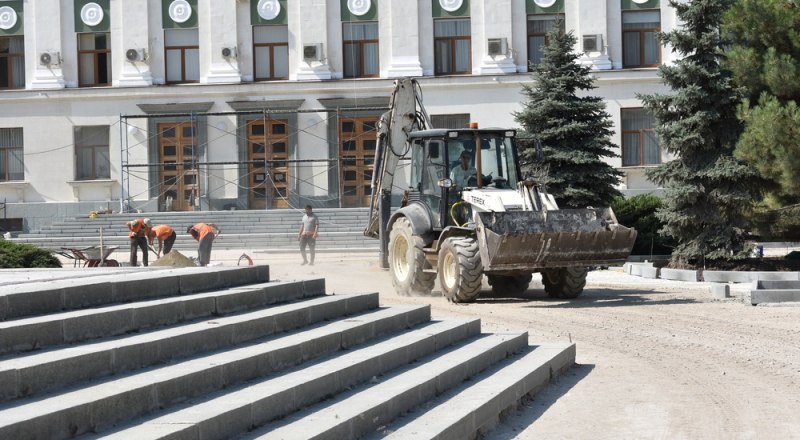 По мнению главы республики, на благоустройстве площади Ленина недостаточно рабочих, чтобы закончить объект в срок. 