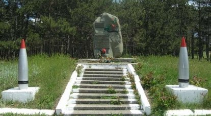 Памятник курсантам, первыми вставшим на защиту Севастополя.