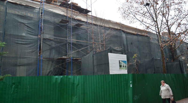 Здание Крымской филармонии пока выглядит так...