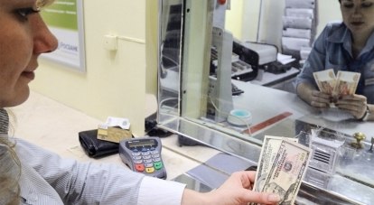 В обменных пунктах падение рубля ажиотажа не вызвало.