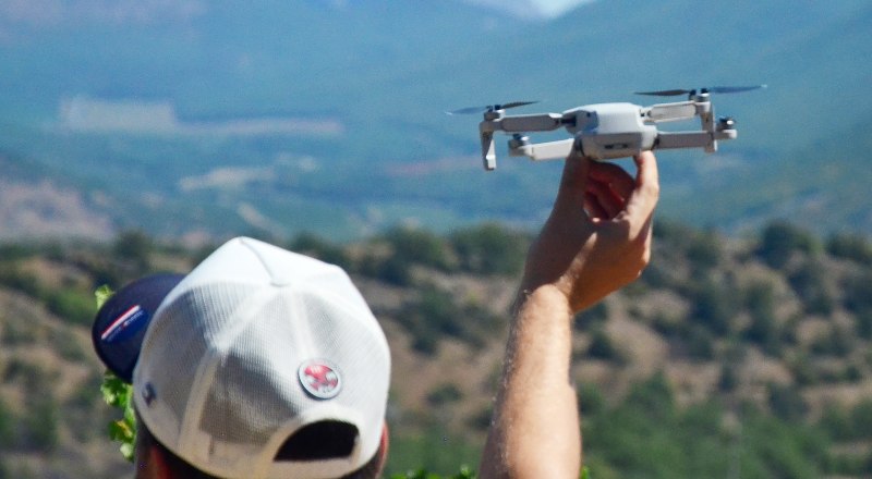 С помощью маленьких дронов проводятся учебные полёты для наработки моторики у будущих операторов.