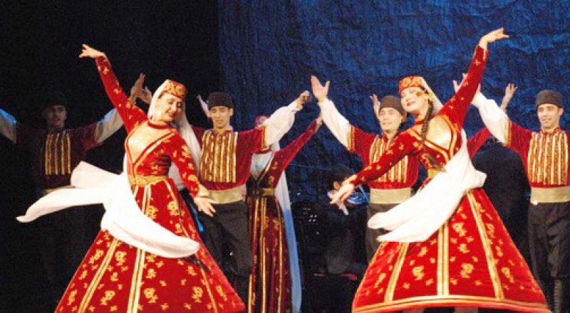 Красота народного танца. Фото с сайта театра.