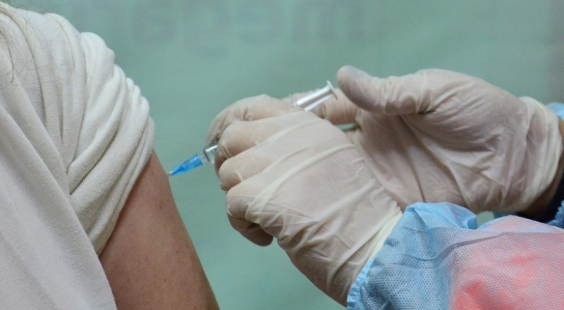 Мошенники наживаются на тех, кто верит в «чипы», внедряе­мые в тело при вакцинации. Фото: Анны Кадниковой