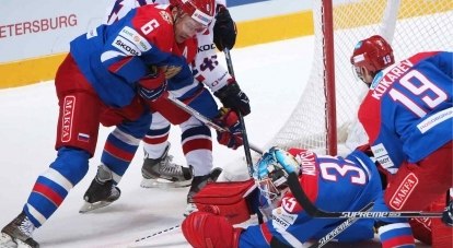 Хоккеисты сборной России атакуют ворота сборной Чехии.