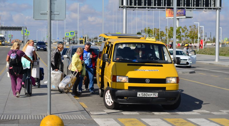 В Симферополе есть легальные такси узнаваемого жёлтого цвета. Примерно за 1000 рублей вас обещают довезти до Ялты или Балаклавы.