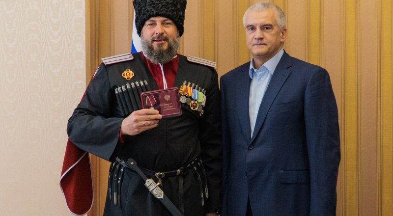 Сергей Аксёнов с награждённым. Фото пресс-службы главы Республики Крым.