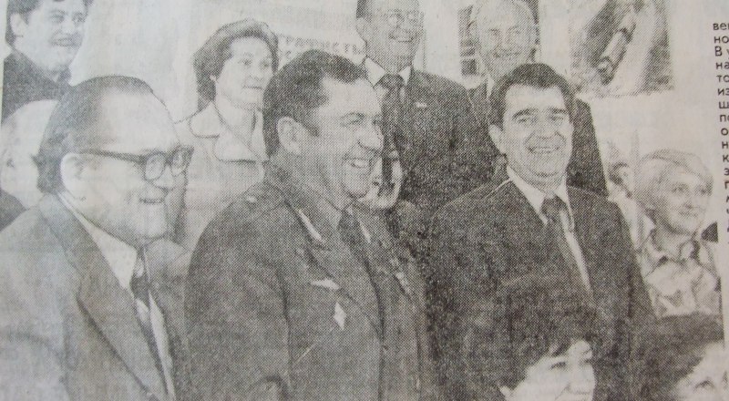 Космонавт Павел Попович (в центре) был частым гостем в редакции «Крымскои правды» и другом редактора Владимира Бобашинского (справа).