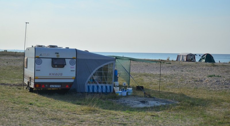 Отдых с палатками так хорош в Крыму, что ради него даже границу тайком хотят пересечь. Фото: Анны Кадниковой