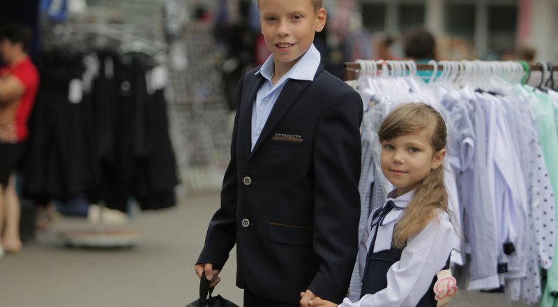 Практика показывает, что разумнее одевать детей на распродажах в ТЦ, а канцтовары покупать в СП в интернете.