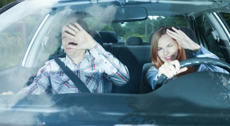 Слепить других водителей - наглядно демонстрировать скудость ума и ограниченность интеллекта за рулём. 