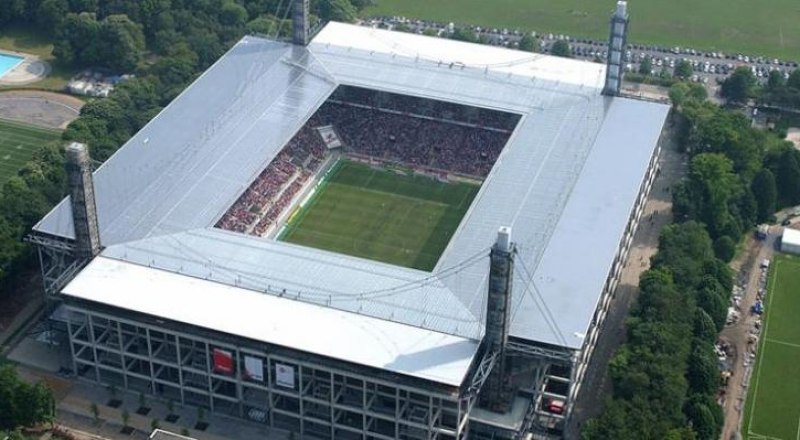 Вот на этом стадионе «Рейнг Энерги» в Кёльне сегодня определят обладателя Кубка Лиги Европы УЕФА.