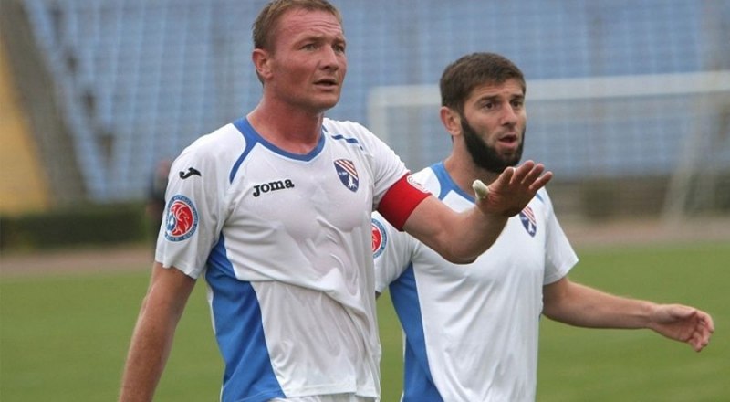 В игре один из опытнейших футболистов крымского футбола мастер спорта международного класса Антон Монахов.