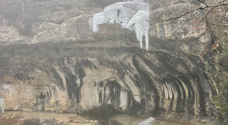 Грот красиво смотрится особенно в зимнее время года.