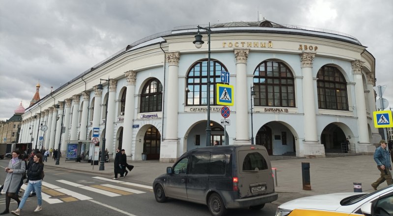Старый гостиный двор - самое большое торговое здание Москвы конца XVIII - начала XIX века, а ныне - престижный центр торговли и выставок.