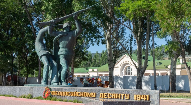 Памятник в Феодосии, у которого подростки демонстрировали свою «крутость».