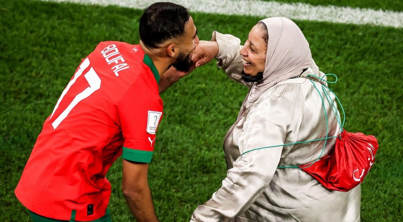 Когда футбол и вправду праздник! Лидер сборной Марокко разделил радость победы над Португалией танцем со своей мамой. Фото «СЭ».