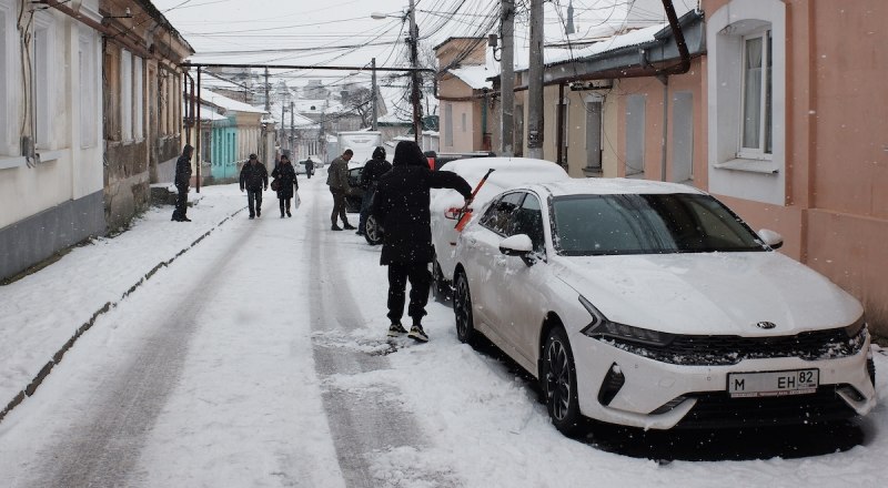 Уборка снега в Крыму происходит по принципу «сам растает».