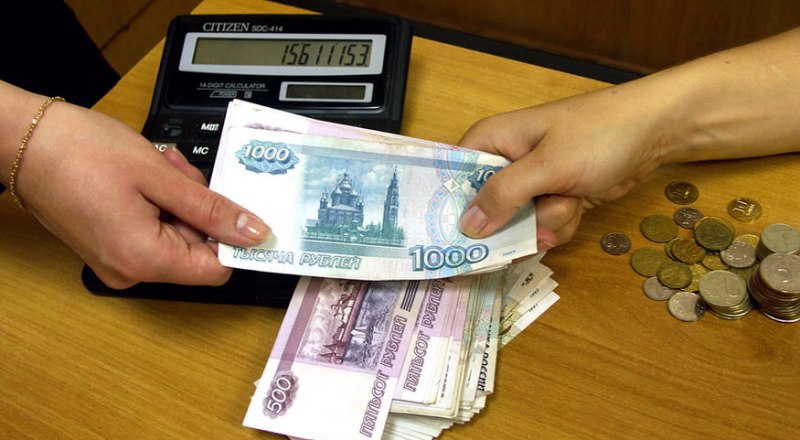 Тысячи крымчан продолжают получать за свой труд заниженную заработную плату.