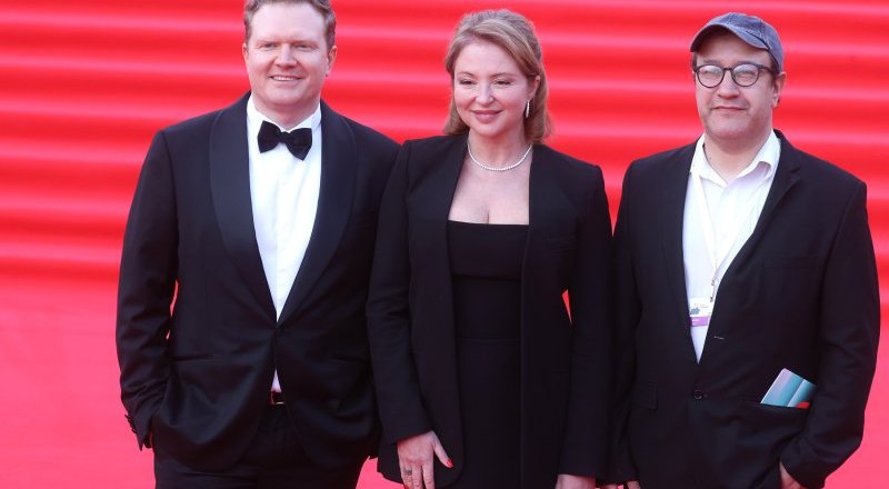 Члены жюри конкурса «Русские премьеры», режиссёр Антон Маслов, актриса Анна Банщикова и режиссёр Владимир Котт (слева направо) на красной дорожке перед церемонией открытия 48-го Московского международного кинофестиваля. Фото: Сергея КУКСИНА/РГ.