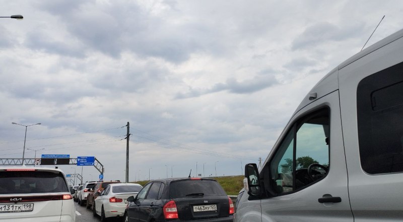 Заторы на Крымском мосту длились все три выходных дня. 