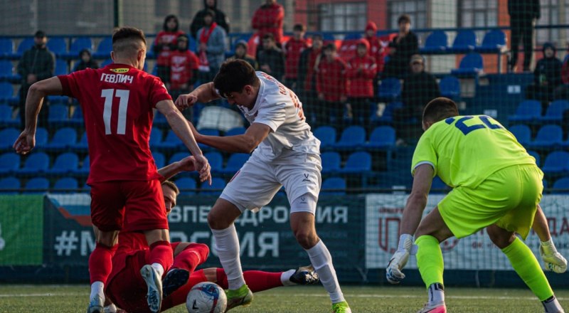 Впервые серебряные! «Севастополь» завершил чемпионат второй лиги России по футболу с отставанием в один балл от победителя турнирной гонки. Фото ФК «Победа».