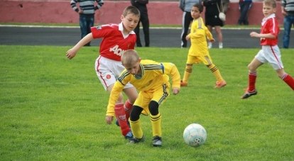 Играют юные керченские футболисты «Авангарда» и «Океана».