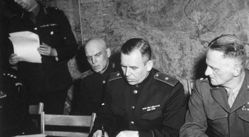 Иван Суслопаров подписывает документ о капитуляции Германии.