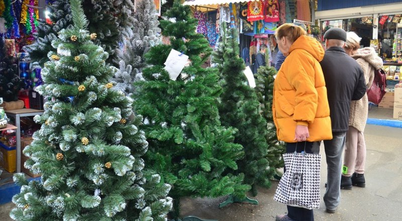 Всё больше крымчан отдаёт предпочтение искусственным ёлкам: они дороже живых, но будут радовать не один праздничный сезон. Фото: Анны Кадниковой