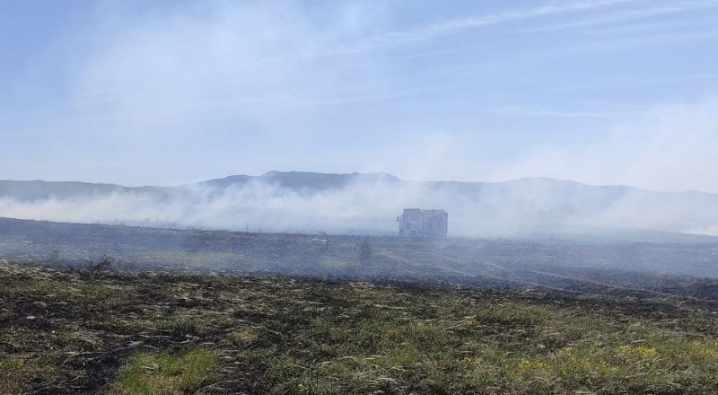 После того как в Крыму установилась сухая и ветреная погода, участились случаи горения сухой травы на открытых территориях. Фото пресс-службы МЧС РК.