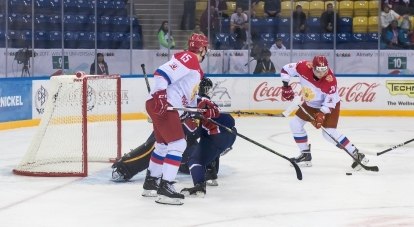 Хоккеисты сборной России атакуют ворота студенческой сборной Канады.