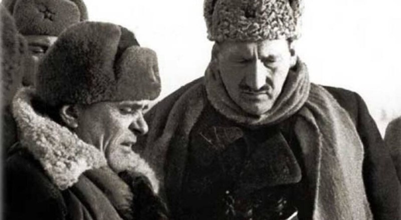 Ржевско-Вяземская операция. Командующий 33-й армией Михаил Ефремов (справа) на передовой, 1942 г. Фото с сайта culture.ru