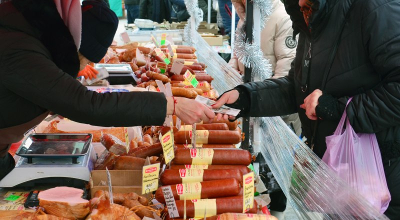 Если годовая выручка предпринимателя не превышает 20 миллионов рублей, то устанавливать терминал для безналичной оплаты он не обязан. Фото Александра КАДНИКОВА.