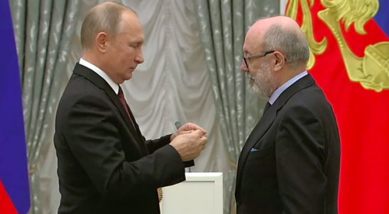 Владимир Путин вручает премию Льву Амбиндеру.
