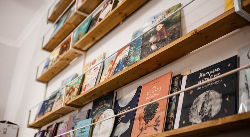 Дети, читающие книги, сейчас встречаются редко, а жаль.