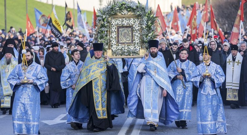 Священнослужители во время крестного хода в честь Казанской иконы Божией Матери.