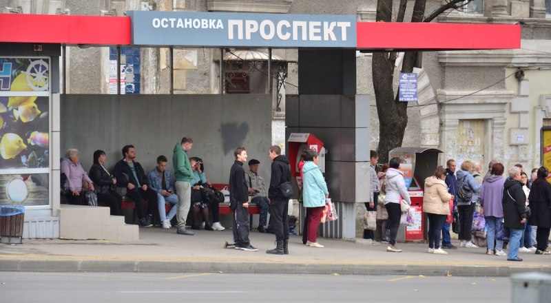 Ожидание на остановках становится пыткой для симферопольцев.