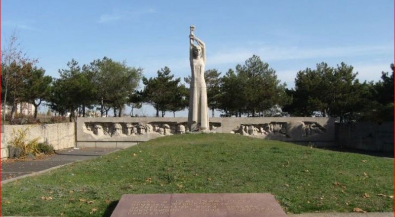 Мемориал на 2-м километре шоссе Симферополь - Николаевка, в Дубках появился 45 лет назад.