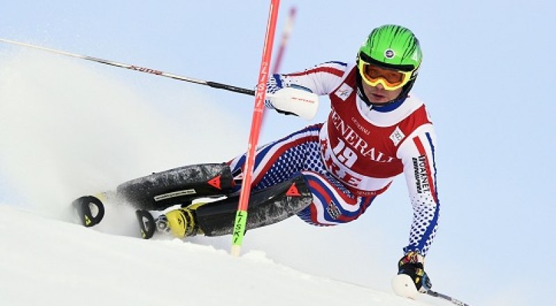 На трассе слалома лучший горнолыжник России Александр Хорошилов.