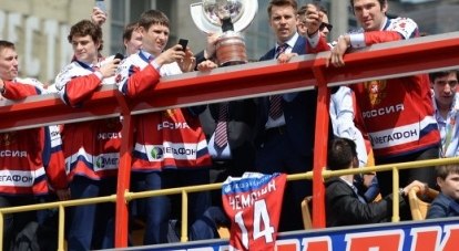 Вот они, хоккейные чемпионы с Кубком мира на улицах Москвы.
