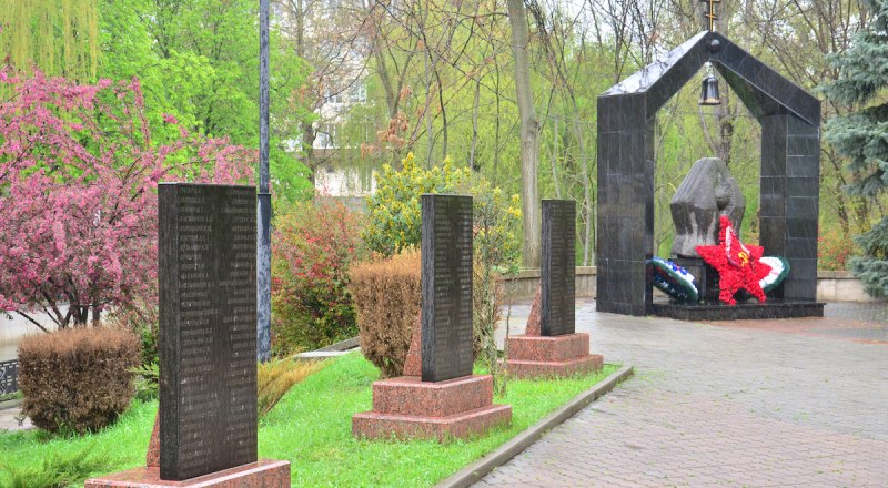 Хрупкий атом заслонён руками, стелы с именами погибших. В их числе - взрослые, детские имена. Мемориал чернобыльцам в Симферополе.
