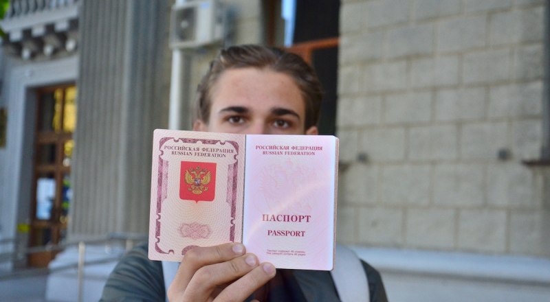 Даже если вас не обманут и вручат фальшивый паспорт, шанс пересечь с ним границу будет минимальным.