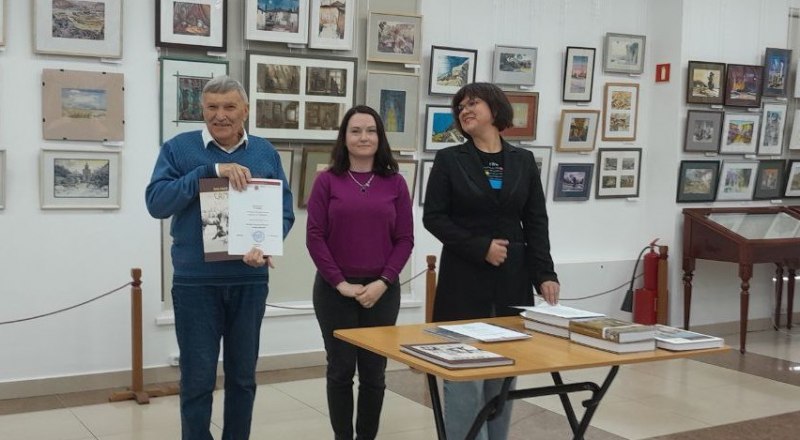 Александра Кропко поздравляют Светлана Глазунова и Александра Кугушева. Фото Дарьи ФРАЩЕНКО.
