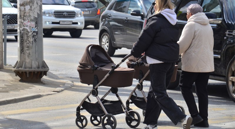 Декретный отпуск включается в стаж, если ему предшествовала работа.