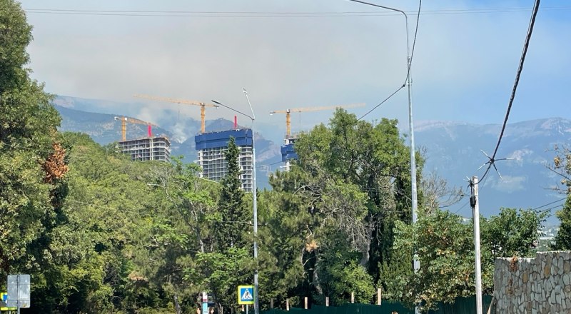 Вся Ялта в белом дыму. Пожар и не думает затихать.