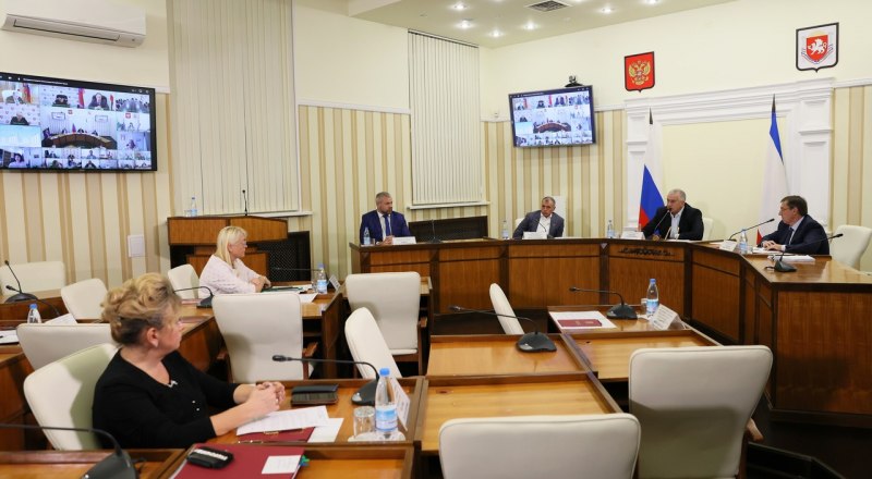 На внеочередном заседании правительство Крыма согласовало проект республиканского бюджета. Фото пресс-службы главы РК.