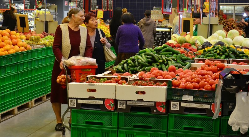 Цены на овощи и фрукты радуют. Фото Анны КАДНИКОВОЙ.